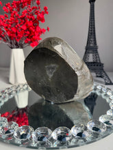 Load image into Gallery viewer, black amethyst cut base 2684