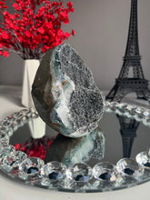 Load image into Gallery viewer, black amethyst cut base 2684