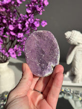 Load image into Gallery viewer, Sugar amethyst geode 3097
