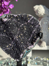 Load image into Gallery viewer, Druzy amethyst heart healing crystals 3063

