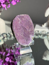 Load image into Gallery viewer, Sugar amethyst geode 3097
