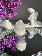 Load image into Gallery viewer, Quartz geode with calcite 3099
