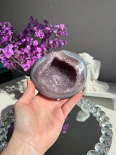 Load image into Gallery viewer, amethyst geode with agate banding 3121
