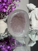 Load image into Gallery viewer, amethyst geode 3130
