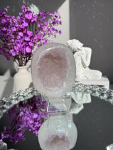 Load image into Gallery viewer, amethyst geode 3130
