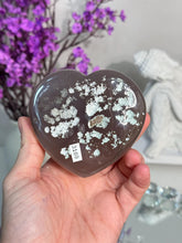Load image into Gallery viewer, Sugar amethyst heart 3169 sugar druzy
