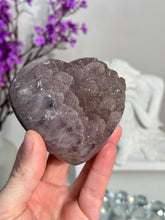 Load image into Gallery viewer, Sugar amethyst heart 3169 sugar druzy
