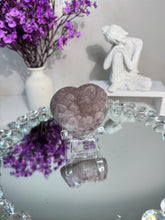 Load image into Gallery viewer, Sugar amethyst heart 3169 sugar druzy
