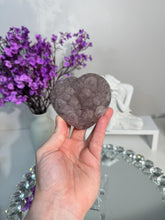 Load image into Gallery viewer, Sugar amethyst heart 3169 sugar druzy
