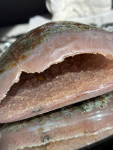 Load image into Gallery viewer, pink Rainbow sugar amethyst geode 3284
