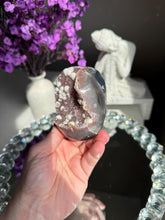 Load image into Gallery viewer, Amethyst geode with calcite 3289
