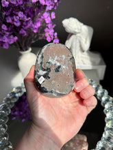 Load image into Gallery viewer, Amethyst geode with calcite 3289
