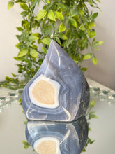 Load image into Gallery viewer, Druzy agate flame
